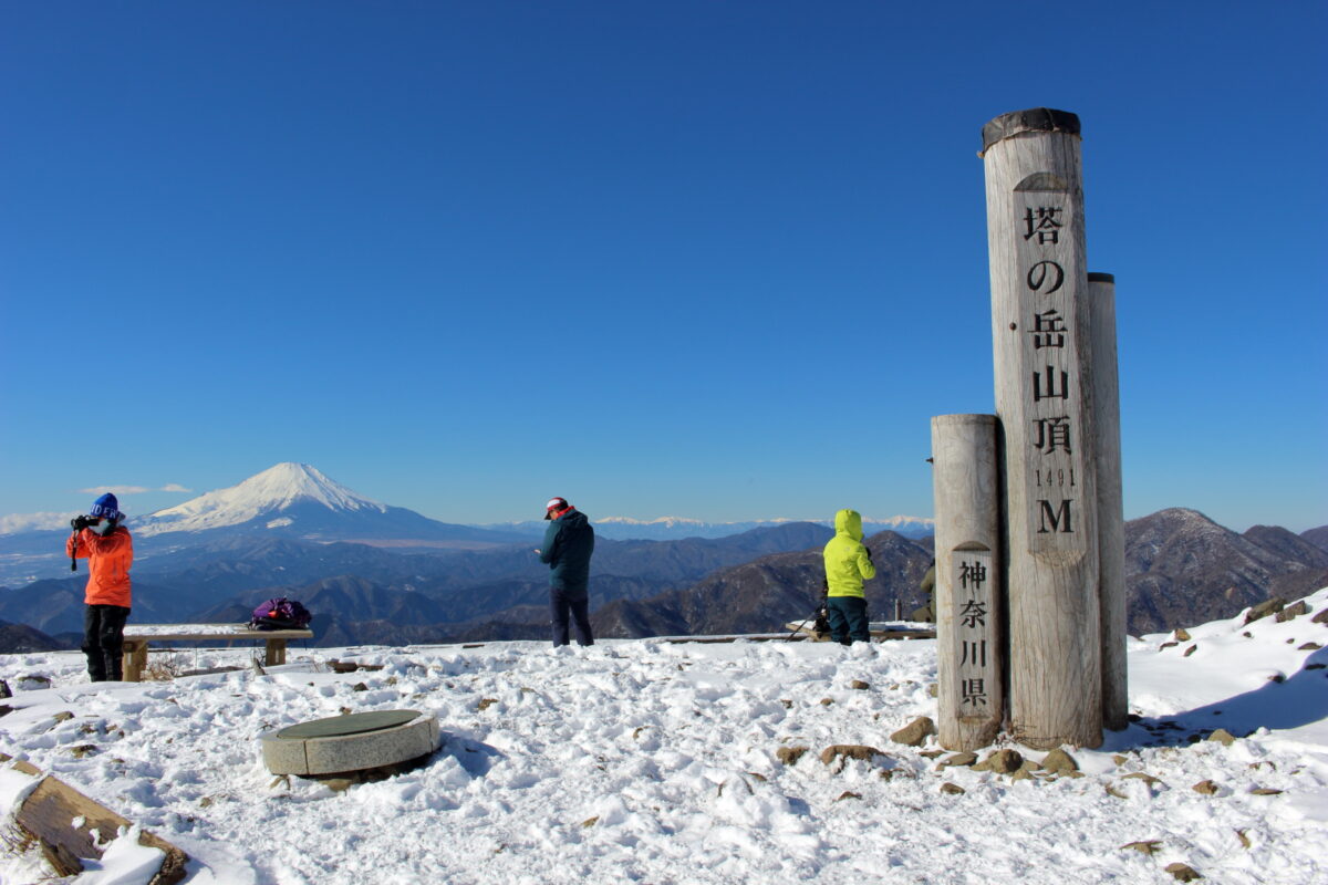 雪景色と青空の塔ノ岳山頂