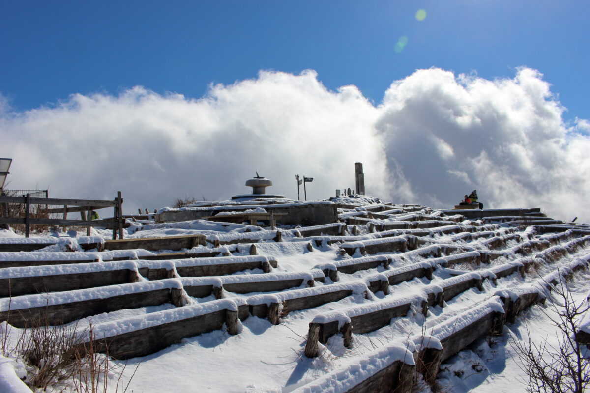 雪景色の塔ノ岳山頂の様子