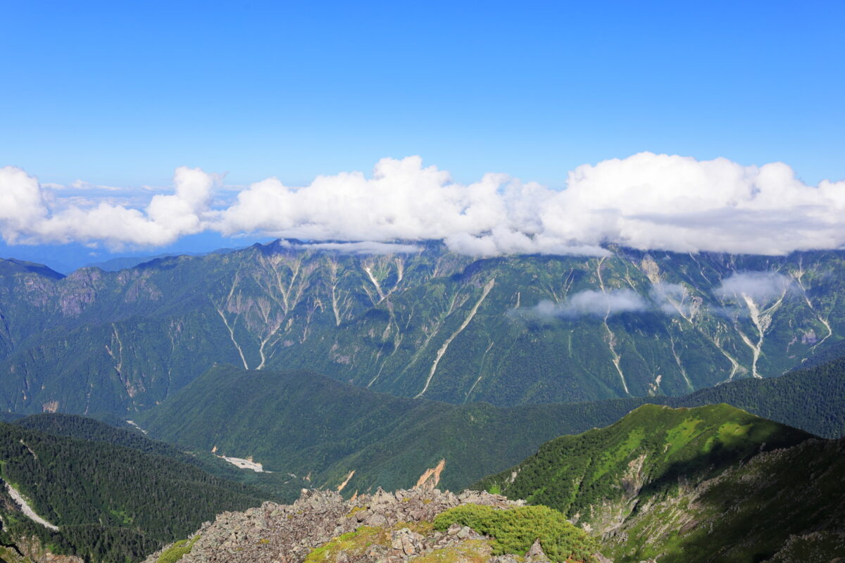 奥穂高岳への登山道からの西側（笠ヶ岳）の眺め
