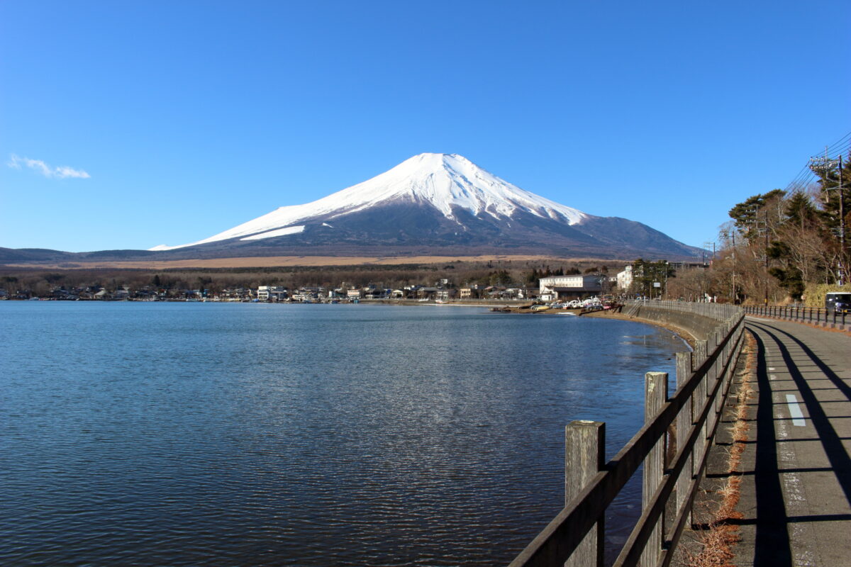山中湖湖畔からの富士山と山中湖の眺め