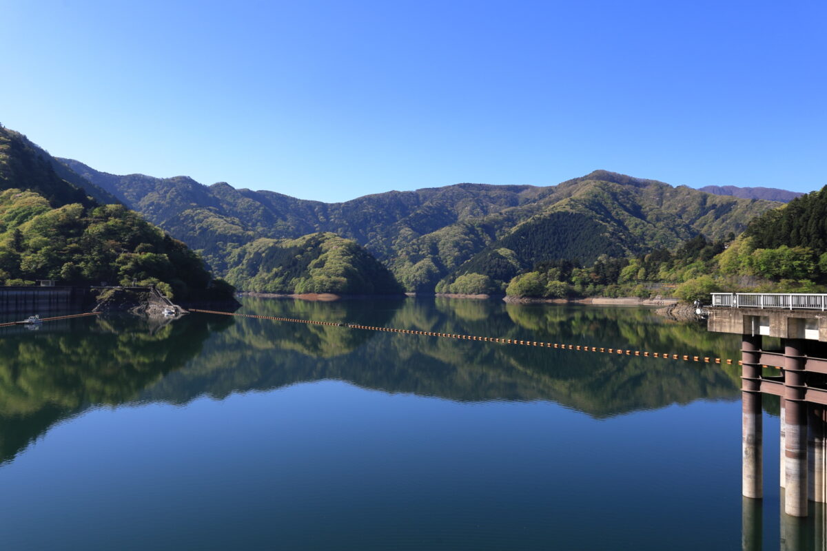 清々しい朝の奥多摩湖