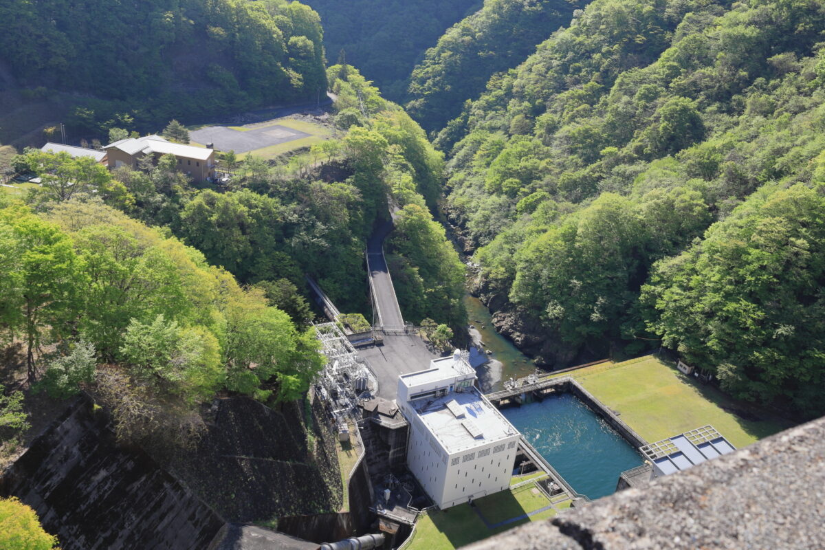 小河内ダムの堤体上から多摩川を見下ろす