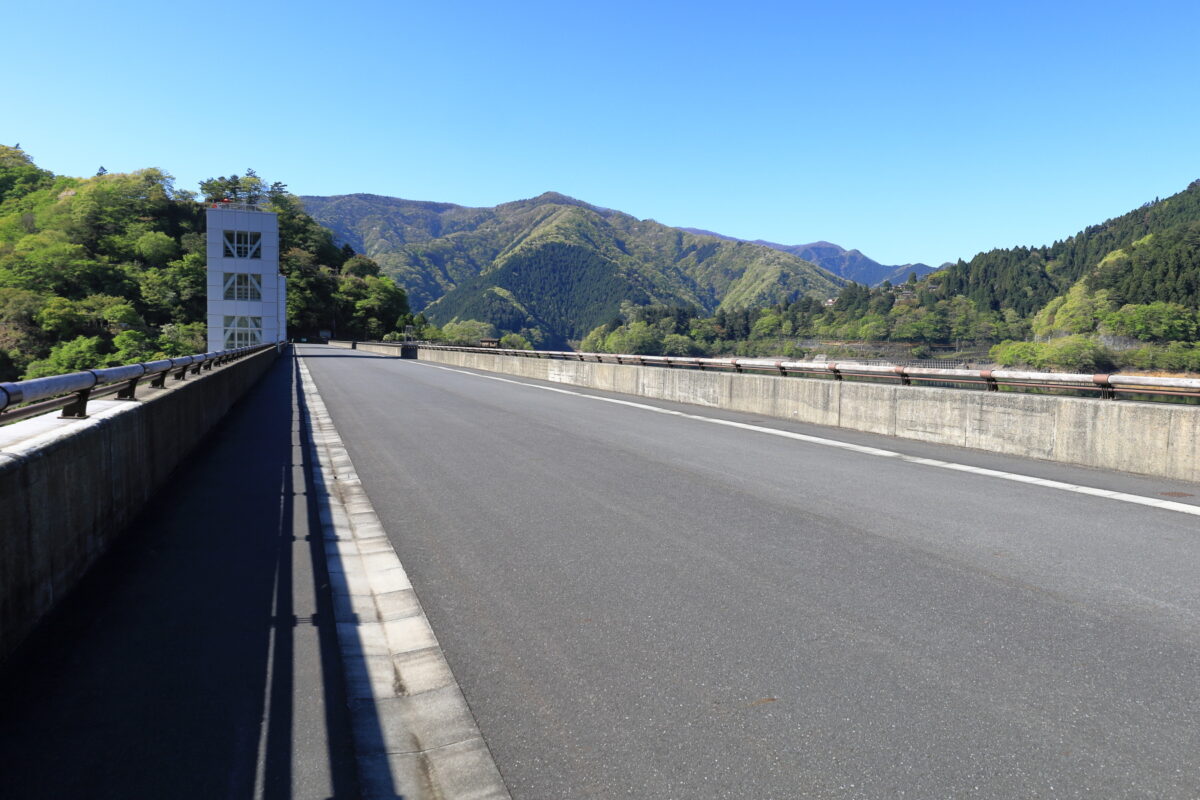 小河内ダムの堤体上の歩道