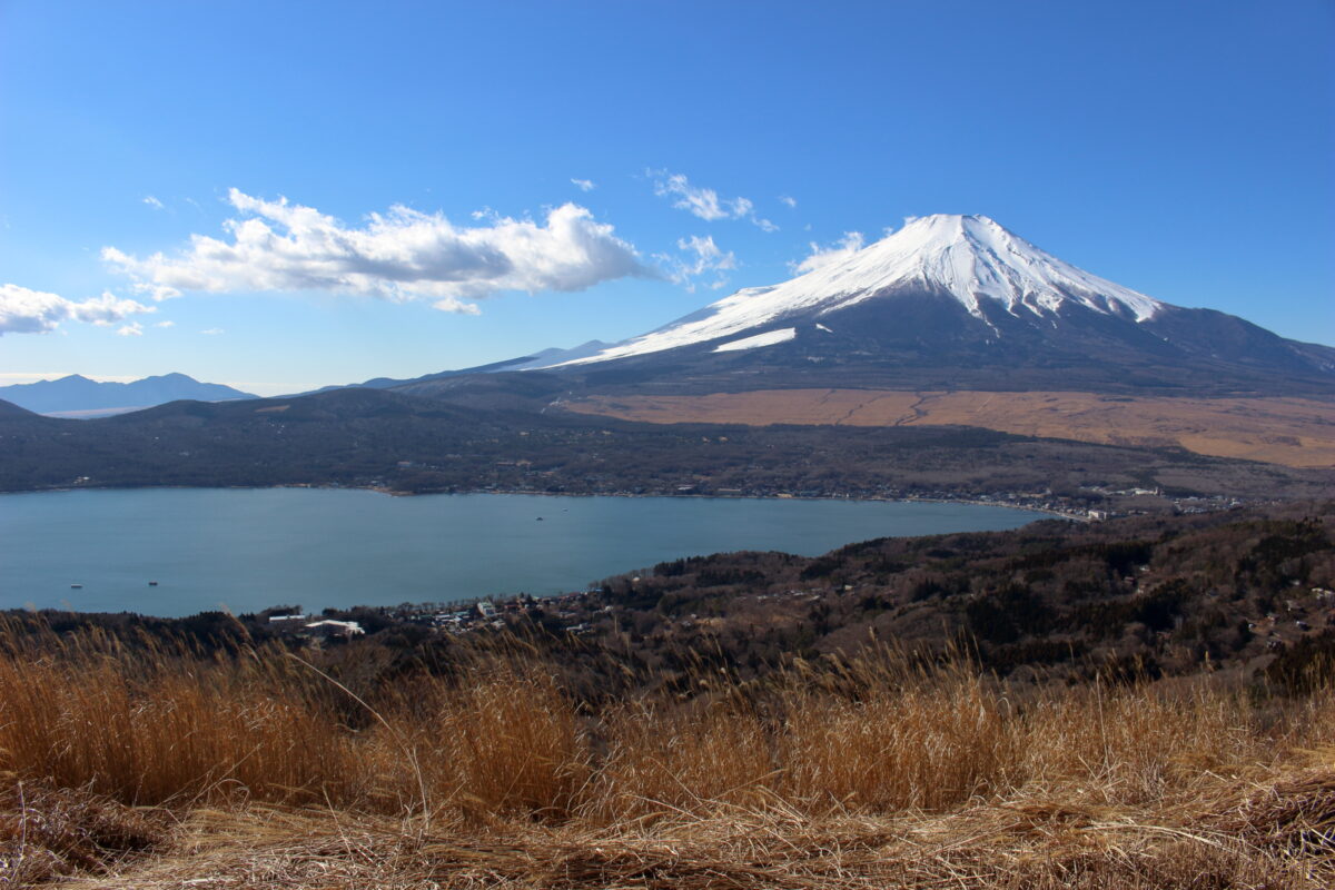 大平山山頂からの山中湖と富士山の眺め