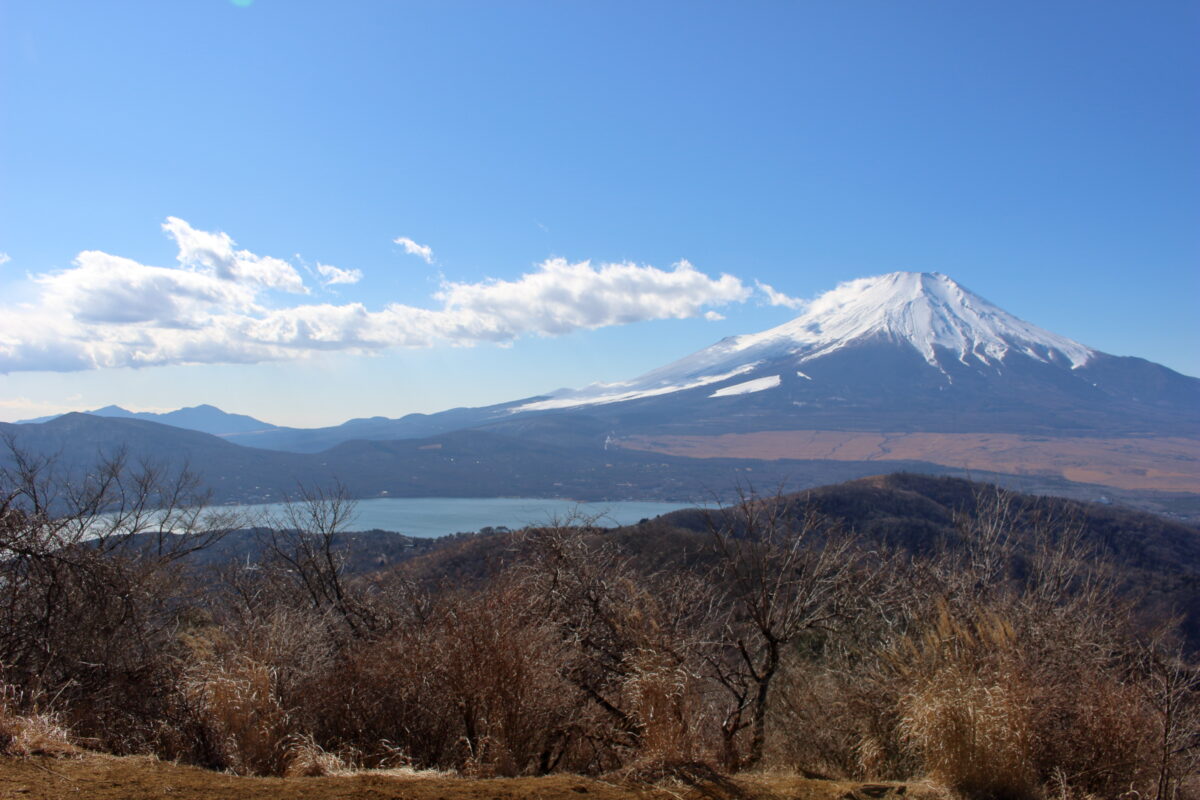 石割山山頂からの山中湖と富士山の眺め