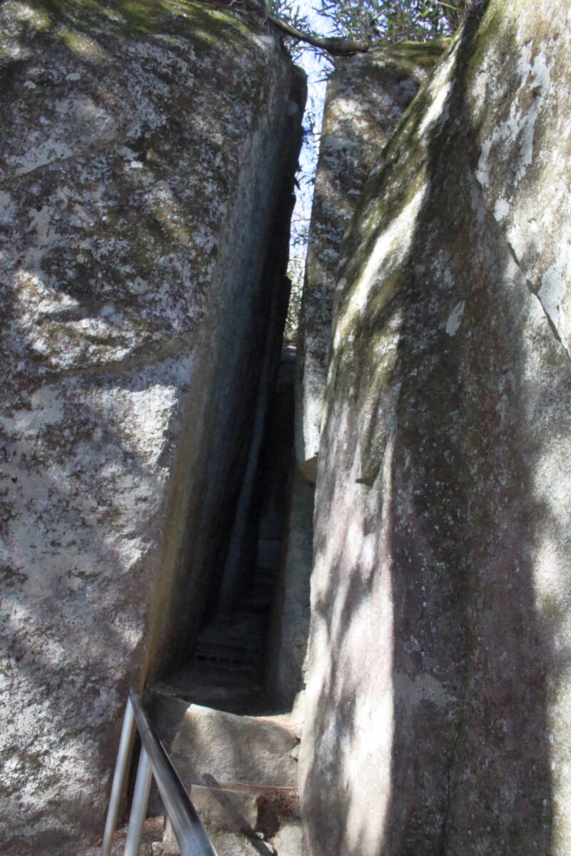 石割神社の御神体、大きな割れ目の入った岩