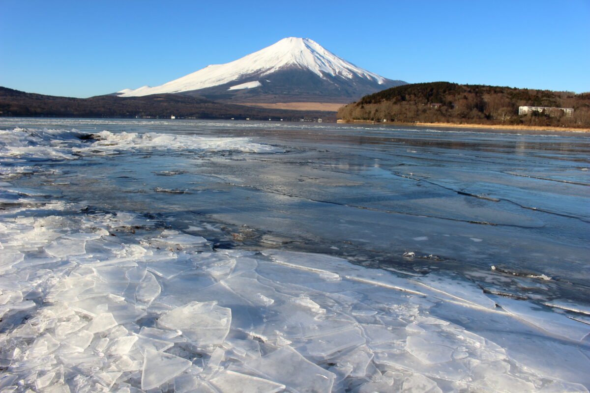 冬の山中湖と富士山