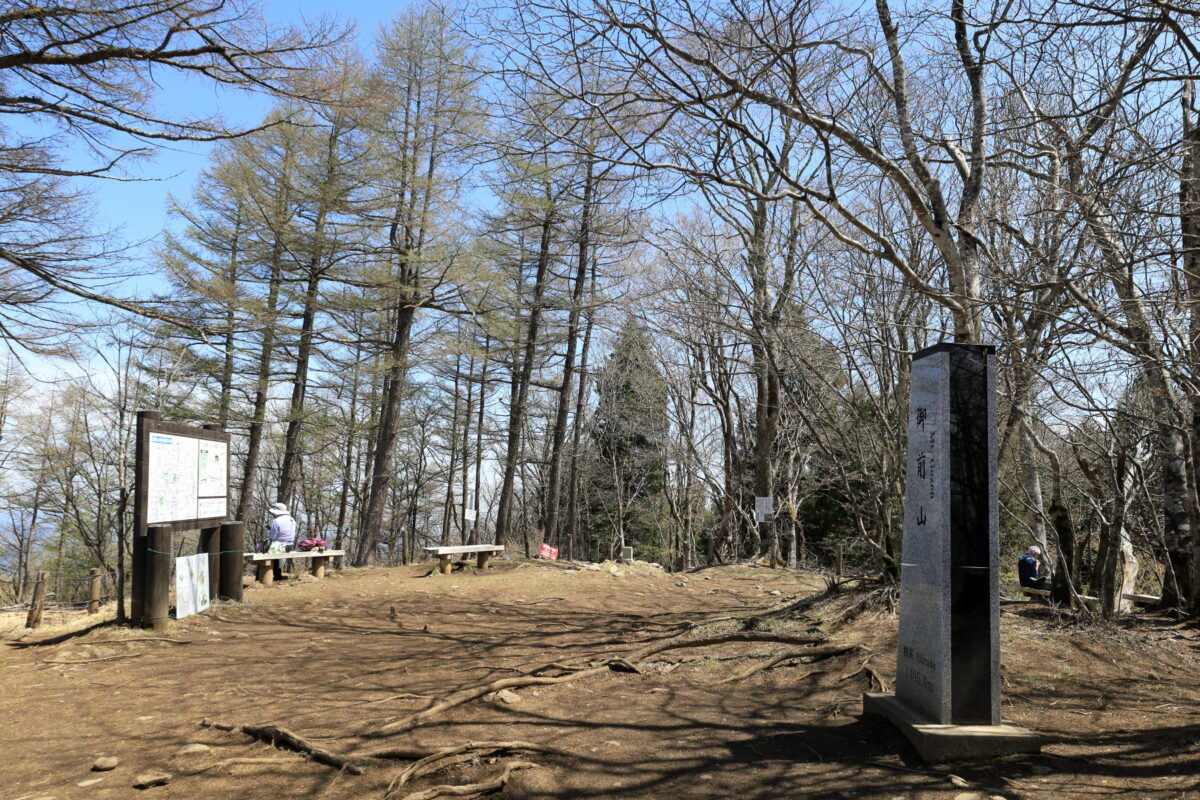 ベンチがたくさんある御前山山頂の様子