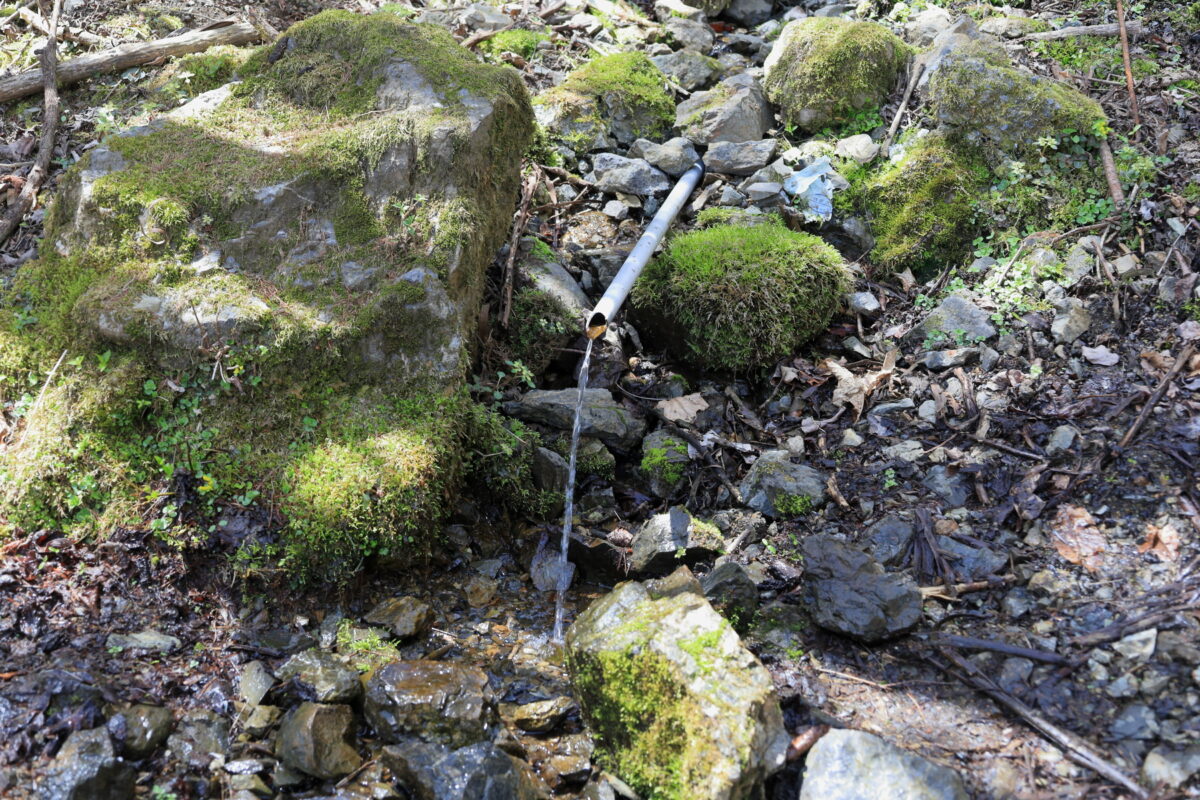 御前山避難小屋の横にある水場