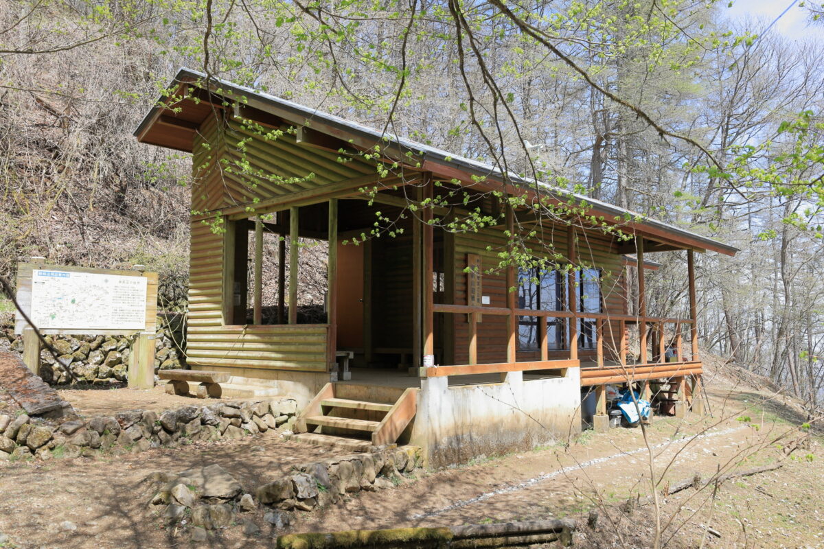 御前山山頂下にある御前山避難小屋