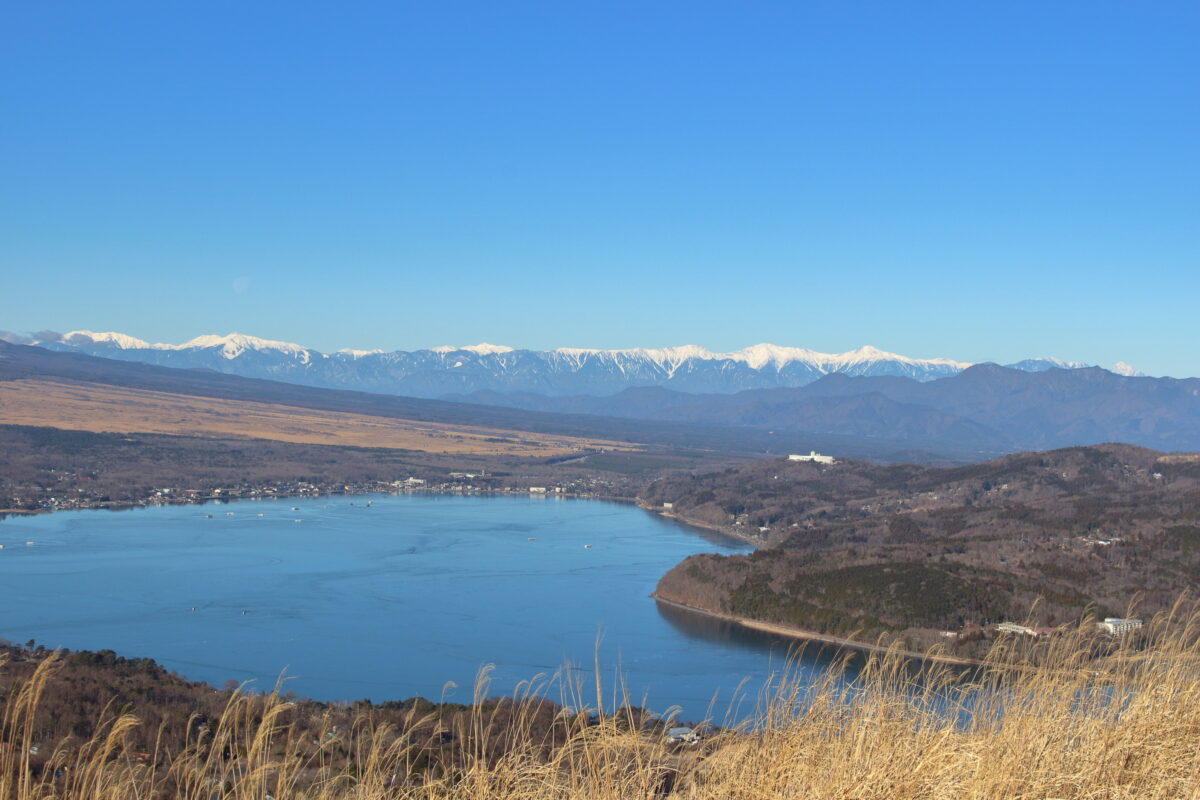 鉄砲木ノ頭から眺める山中湖と南アルプスの山並み