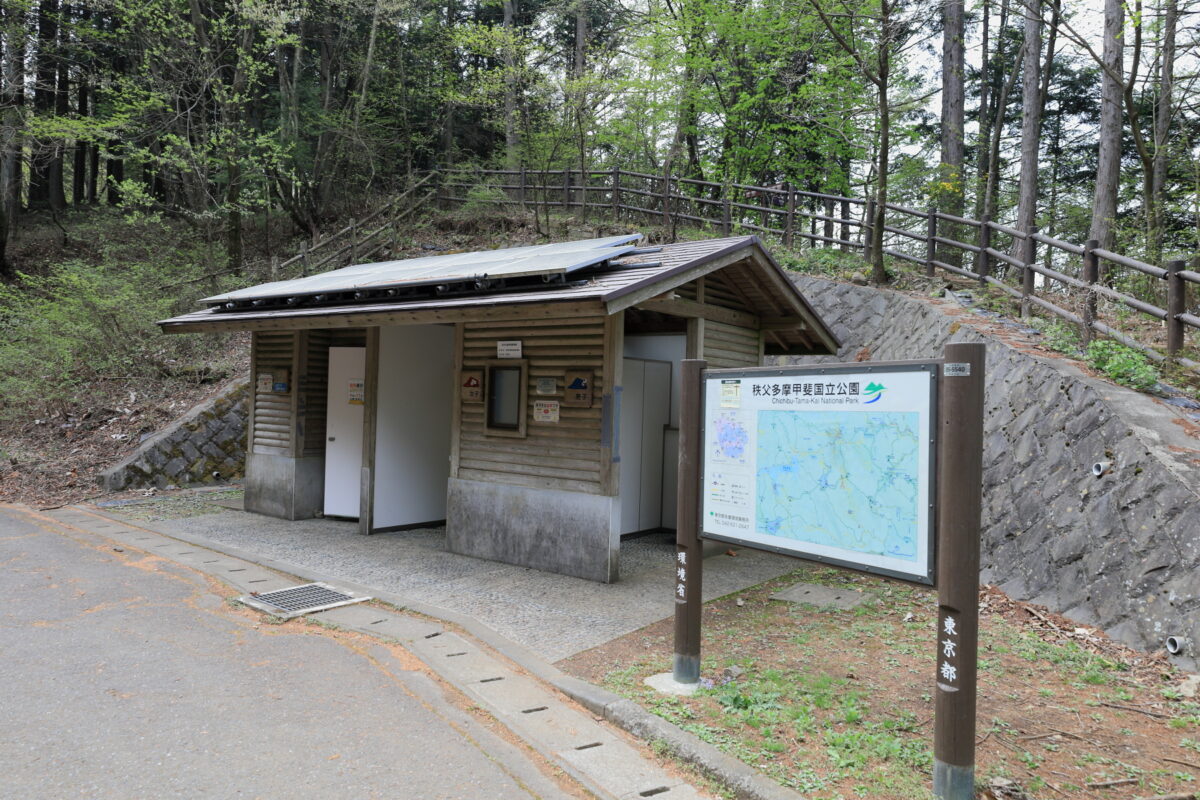 鋸山林道と登山道が交差する「大ダワ」