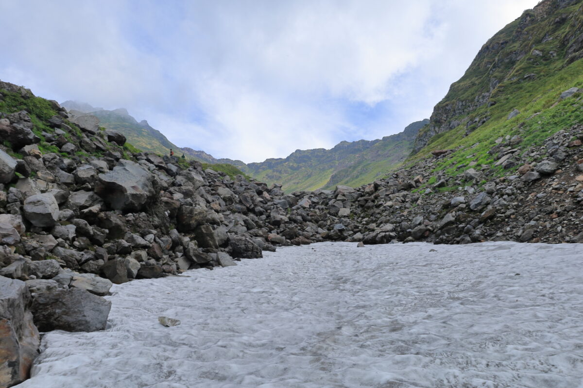 うっすらとガスに覆われた千蛇谷の雪渓