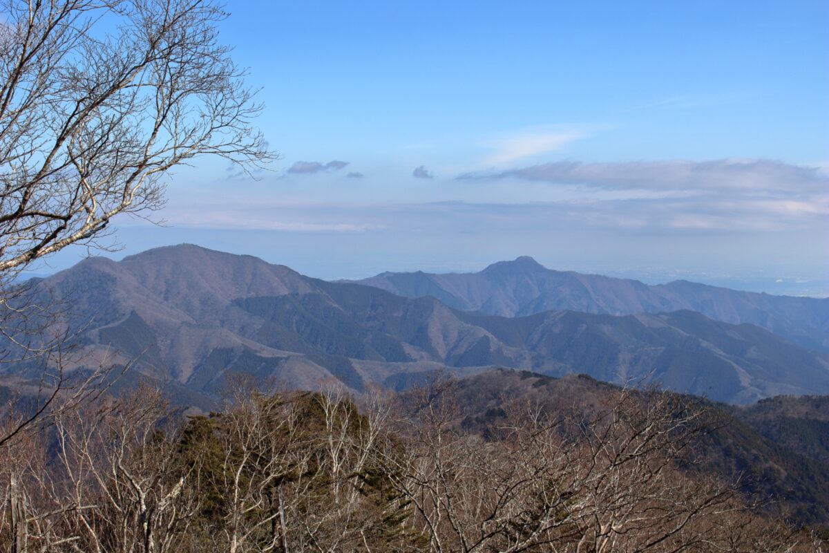 三頭山東峰の展望台からの眺め