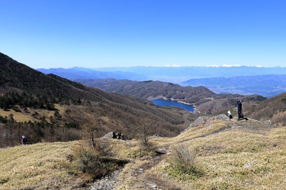 眺望が素晴らしい天狗棚山付近の笹原の道