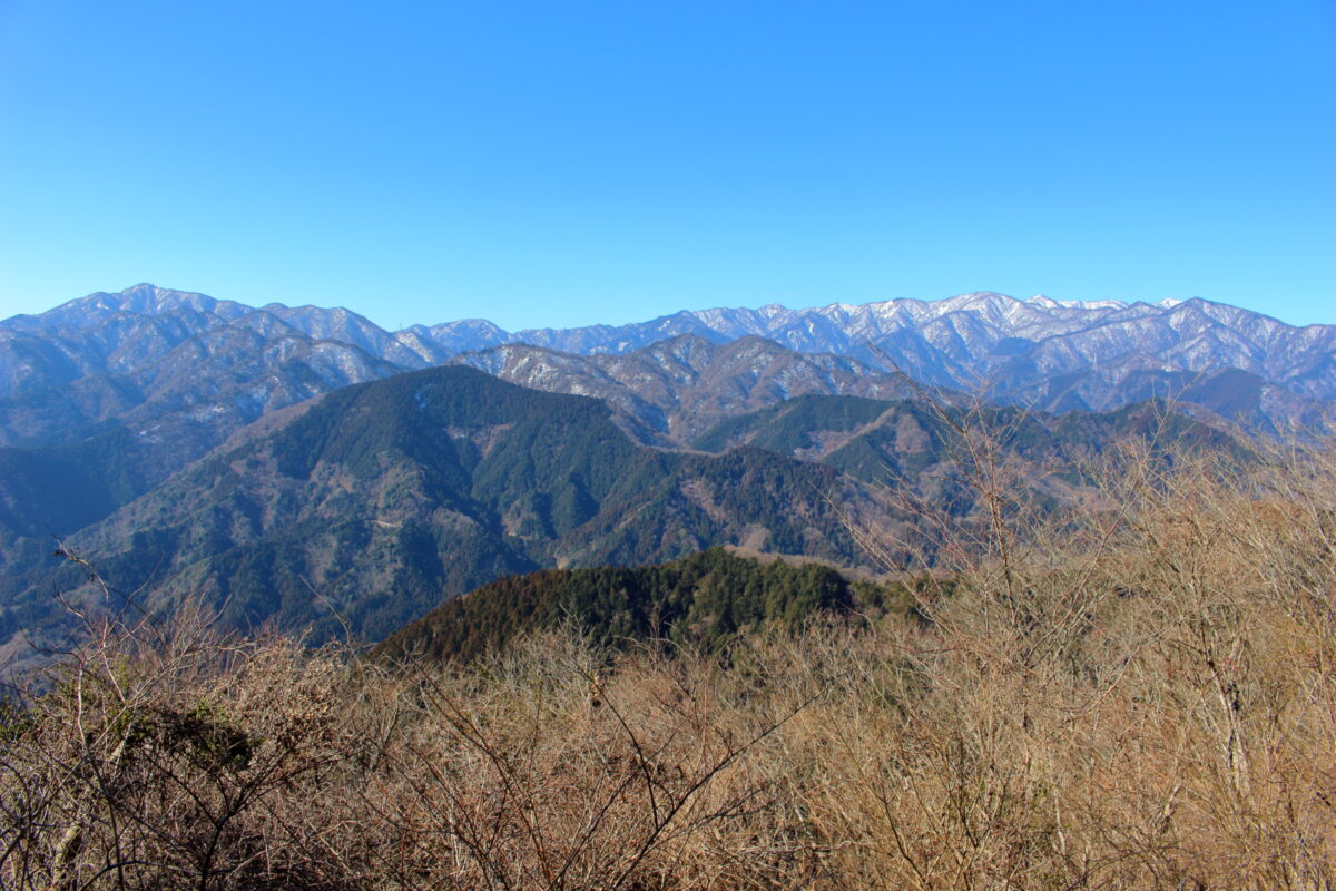 経ヶ岳山頂から眺める丹沢の山並み