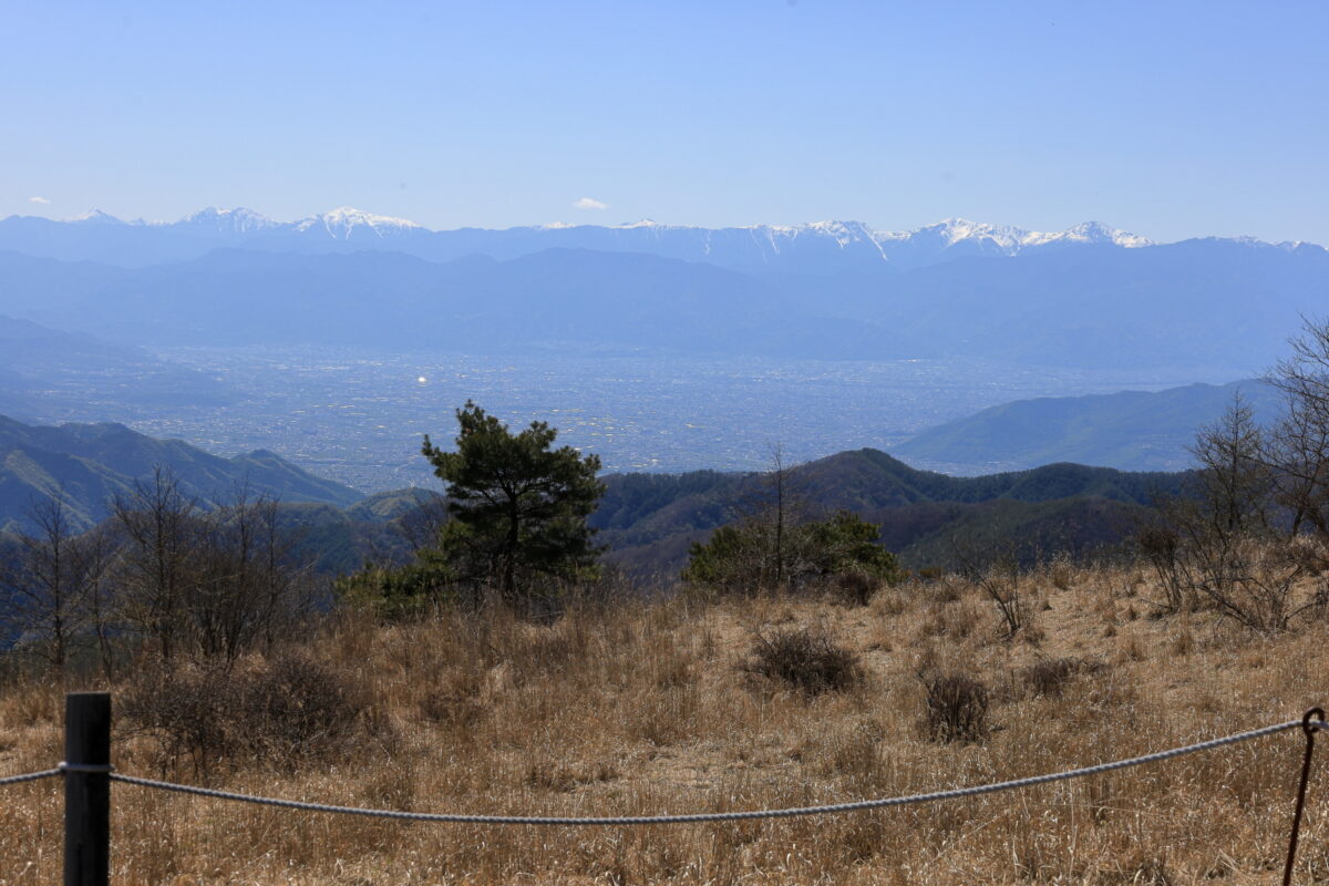 大蔵高丸山頂からの甲府盆地と南アルプスの眺望