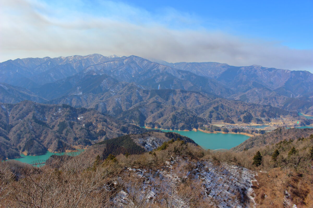 仏果山山頂の展望台から眺める宮ヶ瀬湖と丹沢の山々