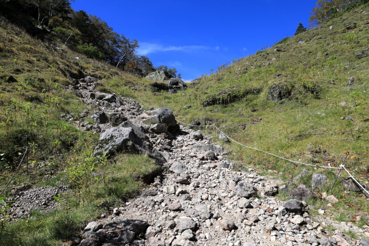 大小さまざまな石がゴロゴロしている弥陀ヶ池から先の登山道