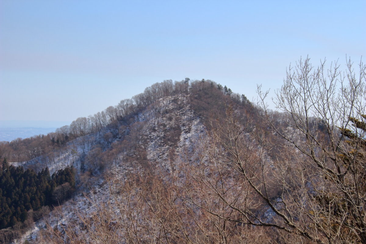 高取山の展望台から仏果山の展望台を眺める
