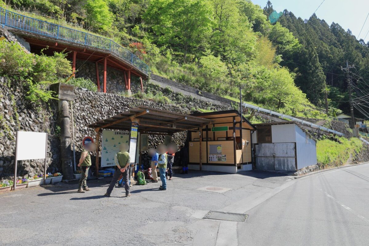 東日原バス停の様子