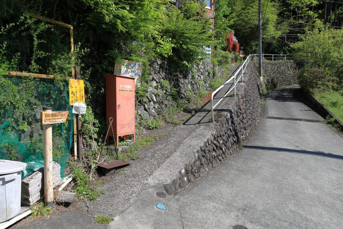 ヨコスズ尾根への登山道の入口