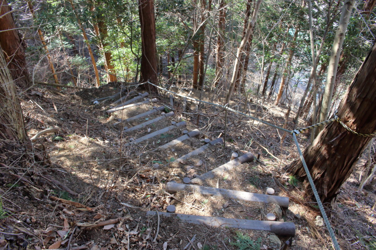 宮ヶ瀬湖までの最後の急な階段