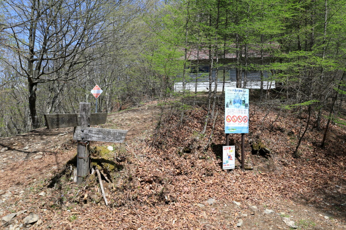 ヨコスズ尾根上部にある一杯水避難小屋