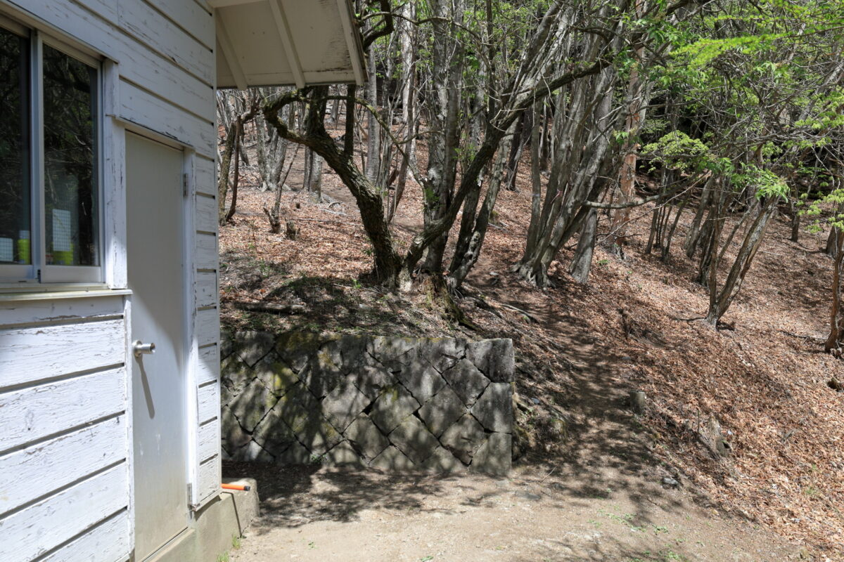 天目山への道は一杯水避難小屋の裏から