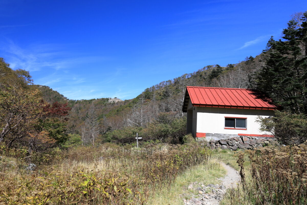 赤い屋根が特徴的な五色沼避難小屋