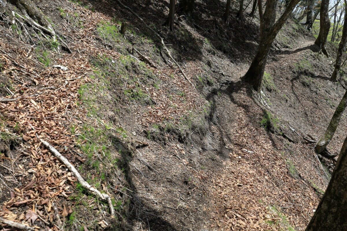 崩落しかけている蕎麦粒山近くの登山道