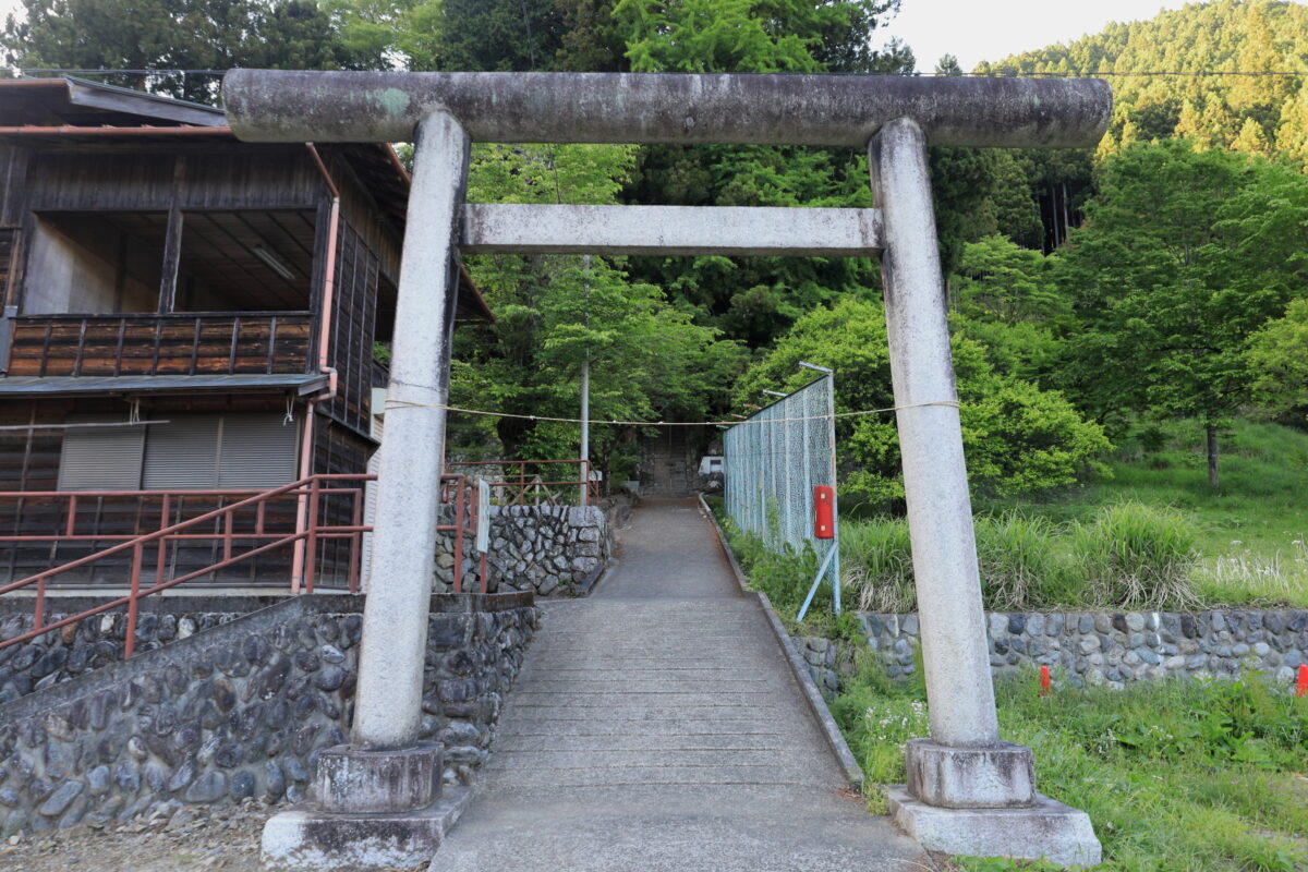 鳩ノ巣駅からの登山口となる熊野神社