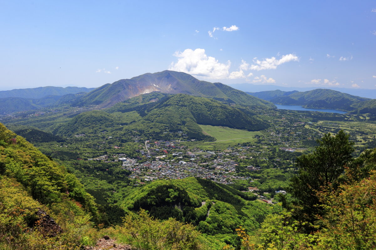 箱根山と、箱根山を取り囲む箱根外輪山