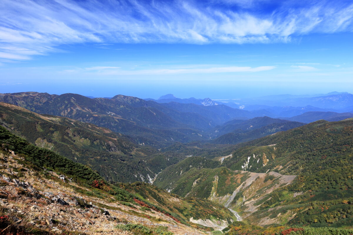 小蓮華山山頂からの日本海と黒姫山の眺望