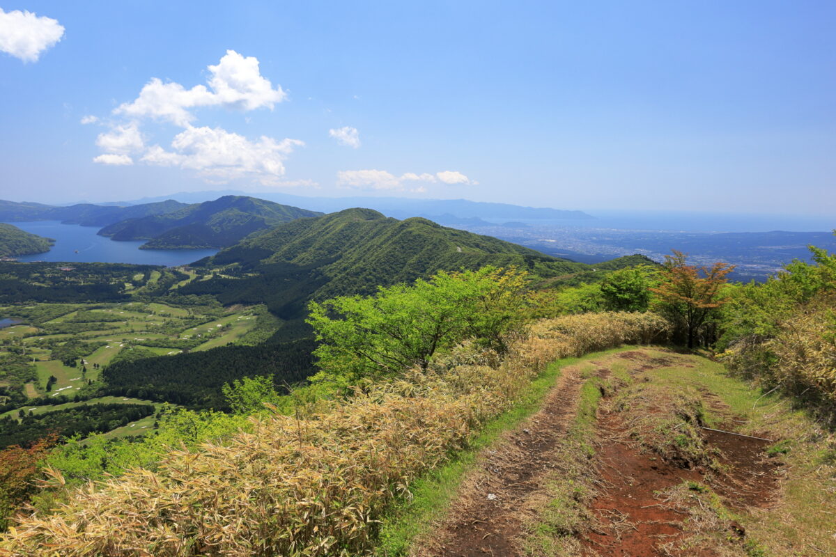 芦ノ湖と駿河湾を眺めることができる丸岳付近の絶景の稜線