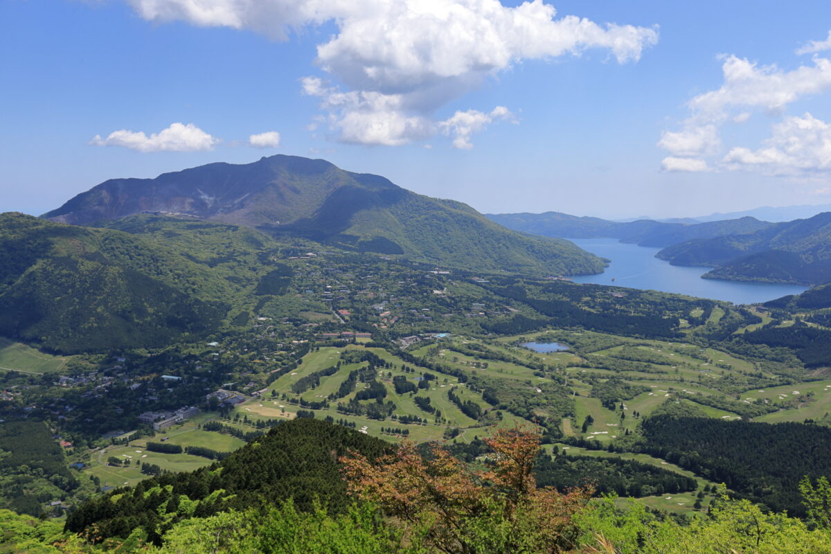 丸岳付近の稜線からの箱根山と芦ノ湖、仙石原の眺め