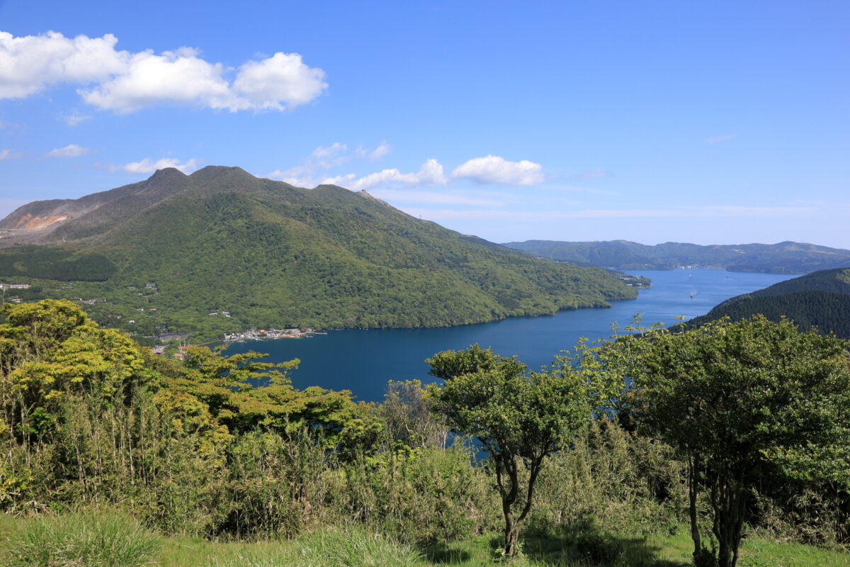 芦ノ湖展望公園からの箱根山と芦ノ湖の眺め
