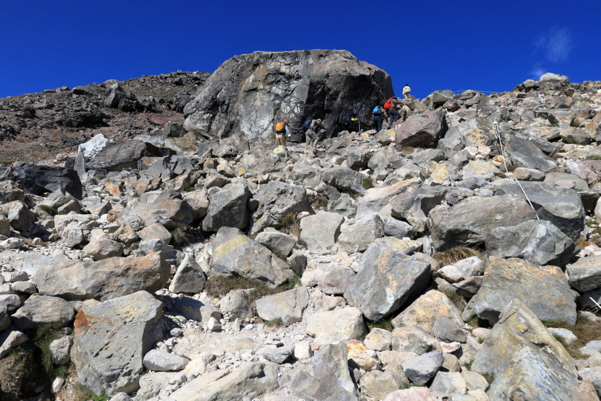 茶臼岳山頂付近の岩がゴロゴロとした登山道