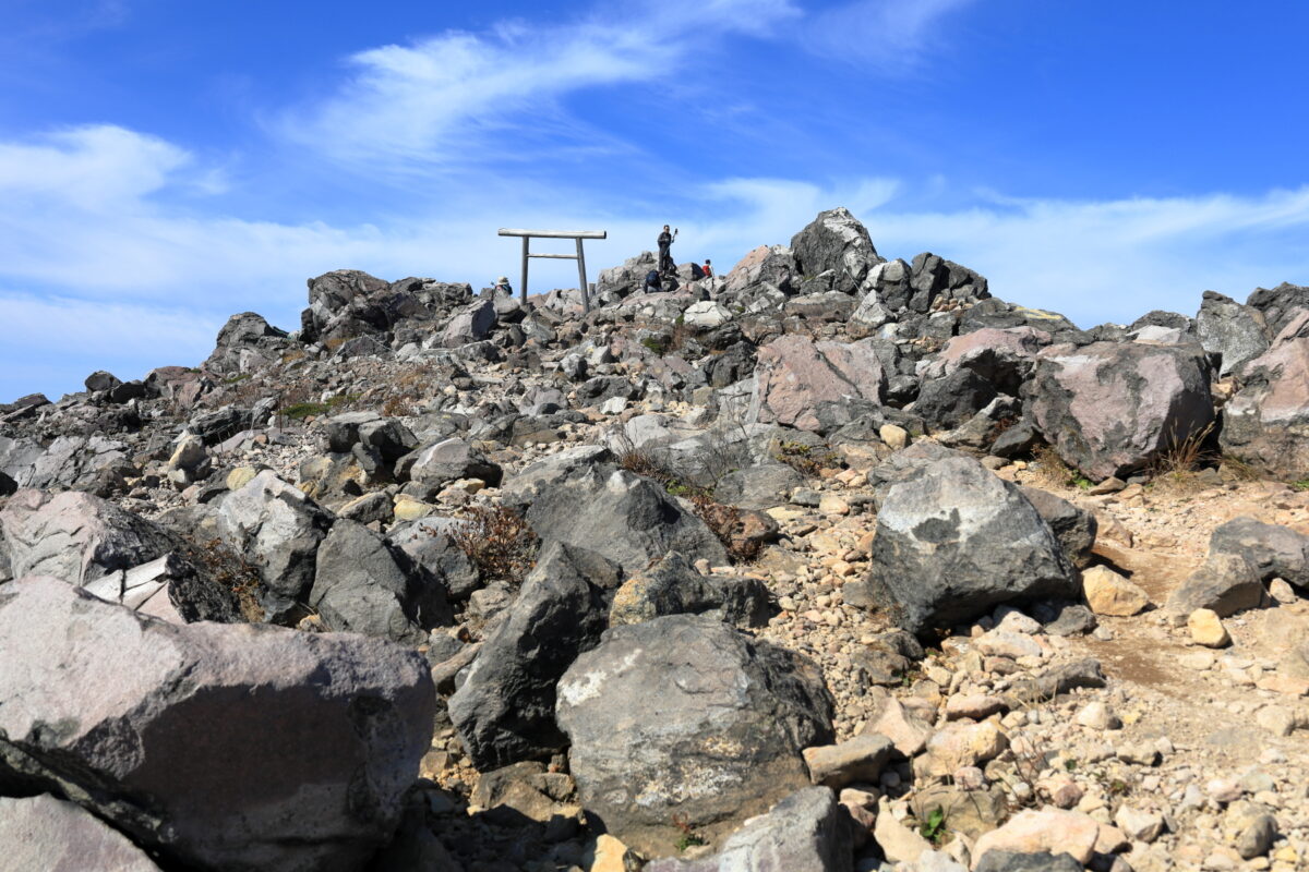茶臼岳山頂の鳥居
