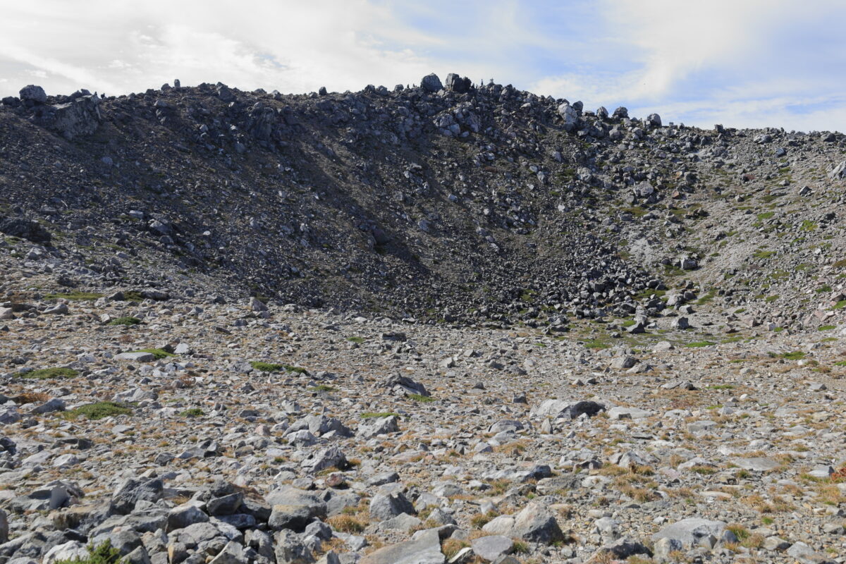 茶臼岳旧火口と山頂