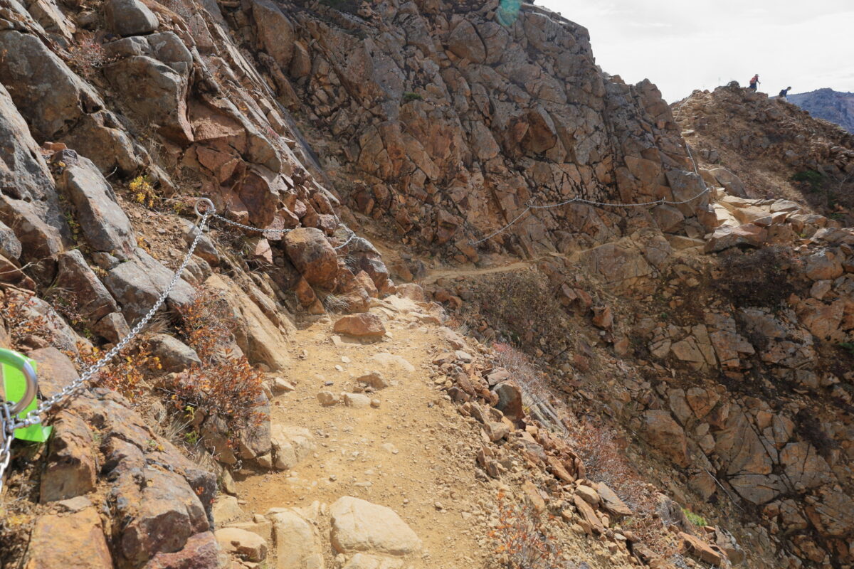 滑落防止の鎖がかけられた朝日岳への登山道
