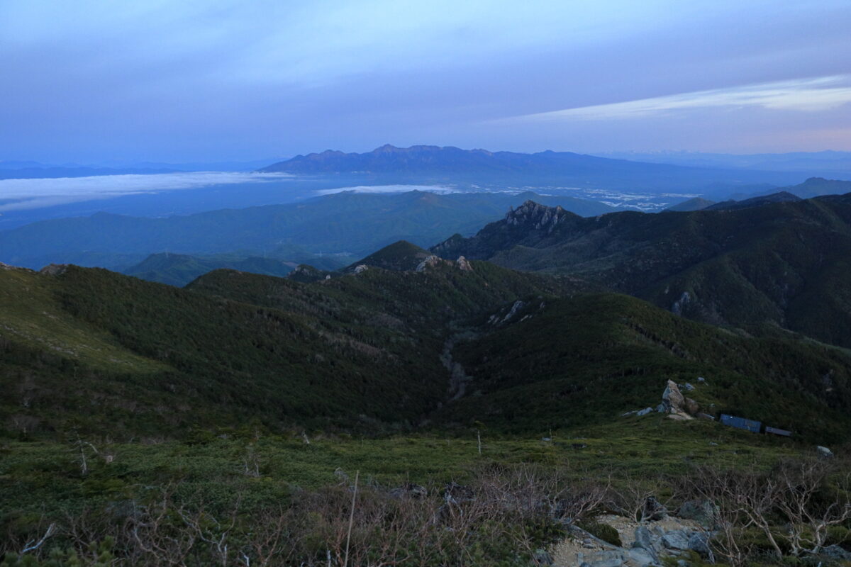 金峰山山頂へ向かう途中で眺めた日の出前の八ヶ岳と瑞牆山