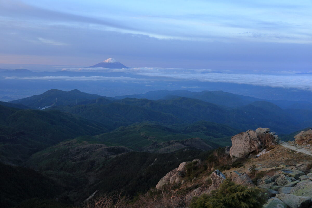 金峰山山頂から眺める朝の富士山と甲府盆地