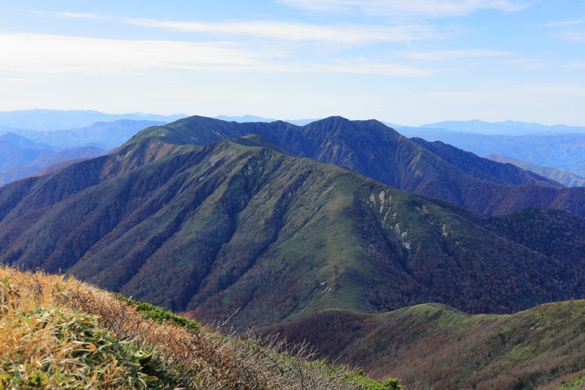 三本槍岳からの流石山～大倉山～三倉山の稜線の眺め