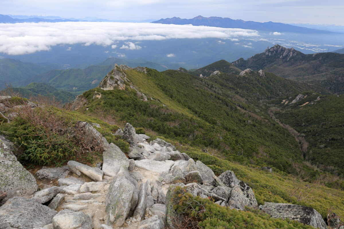 金峰山山頂から眺める「千代の吹上」の稜線