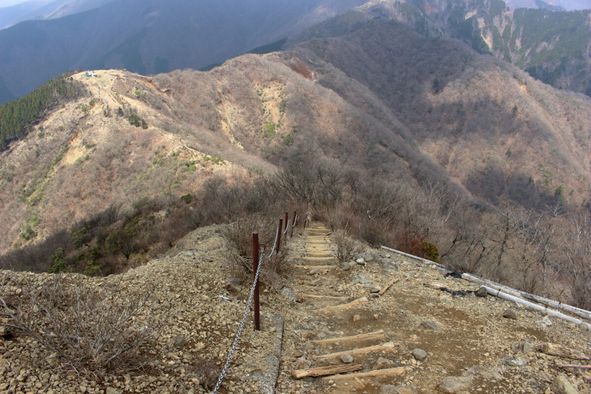 三ノ塔から烏尾山への急な下り階段