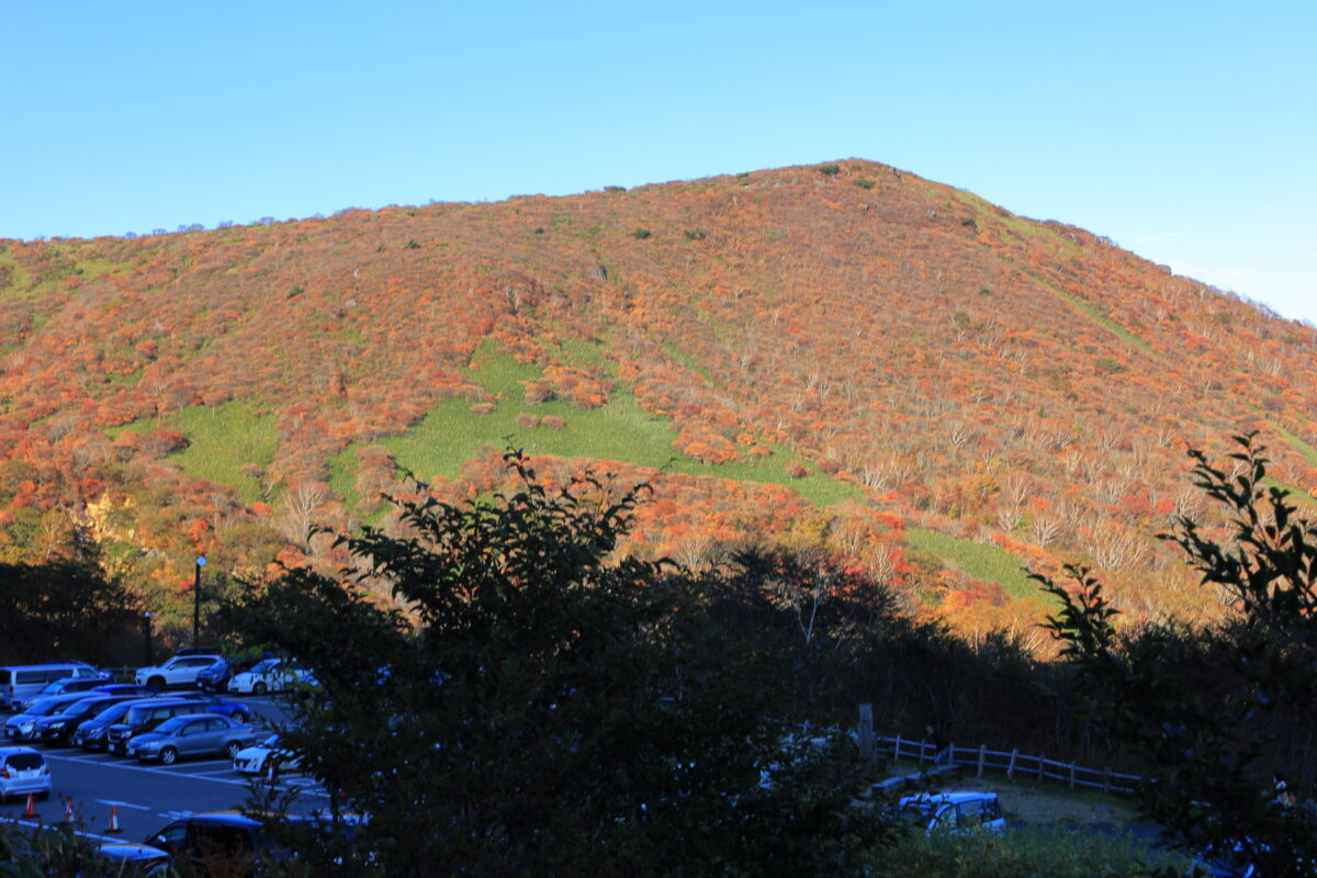 那須岳登山口の駐車場付近からの紅葉の眺め