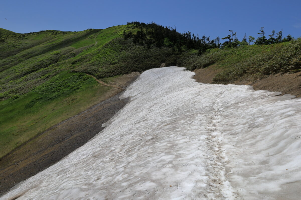 御機屋～割引岳の間に１箇所だけ残っていた雪渓