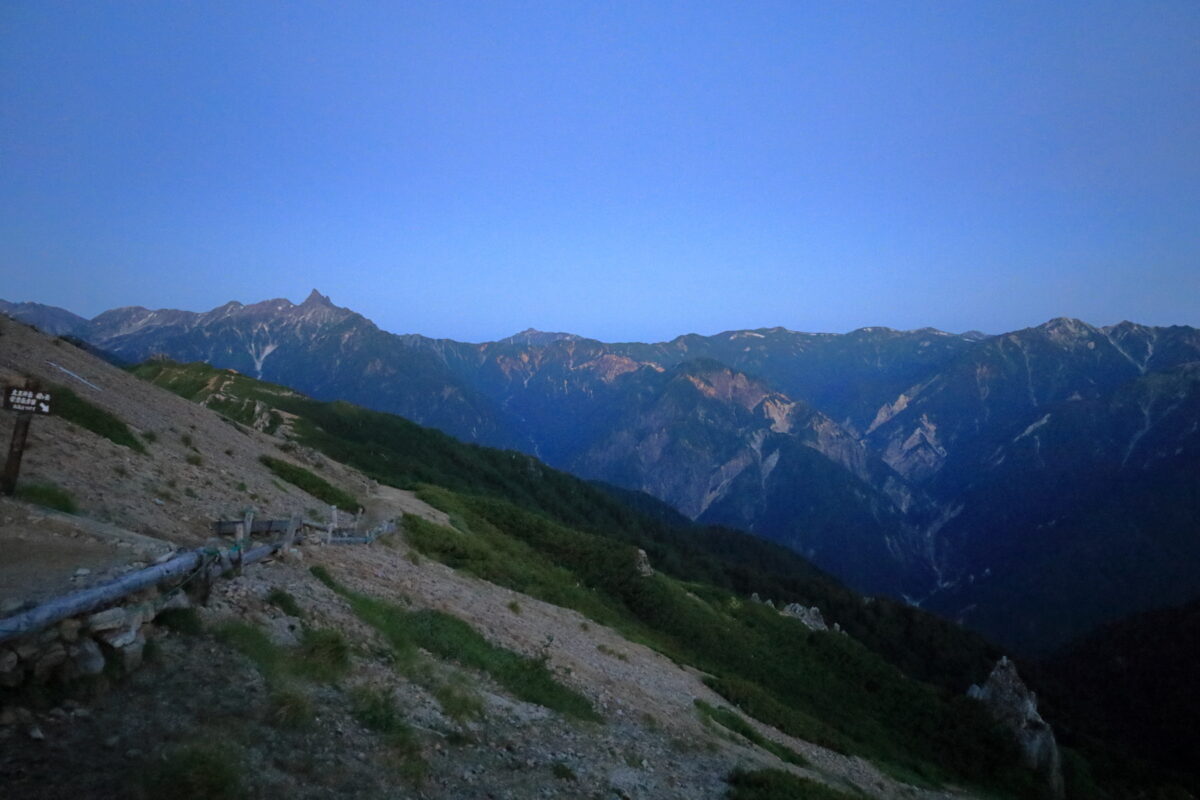 燕山荘前から眺める夜明け前の槍ヶ岳