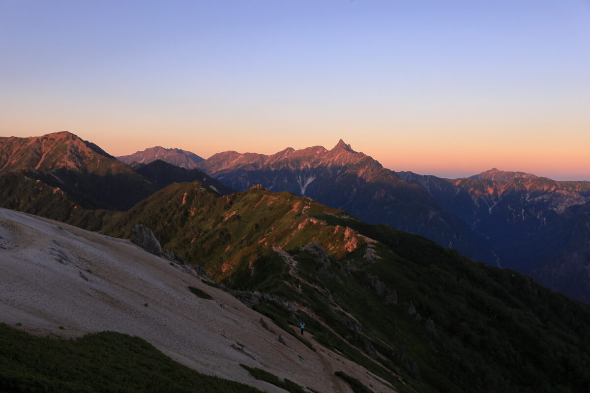 朝日を受けて赤く染まる槍ヶ岳と穂高連峰のモルゲンロート